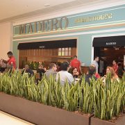 Dia dos Namorados no Madero tem presente, promoção e cardápio variado