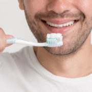 Higiene bucal pode prevenir complicações da Covid-19